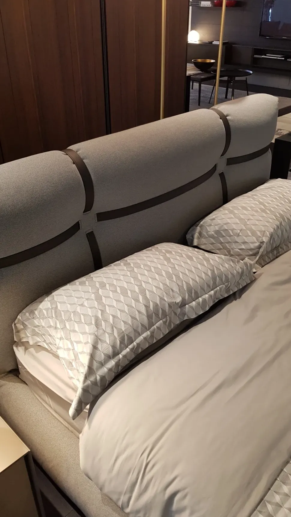 Letto design con contenitore New bond Flou a prezzo scontato