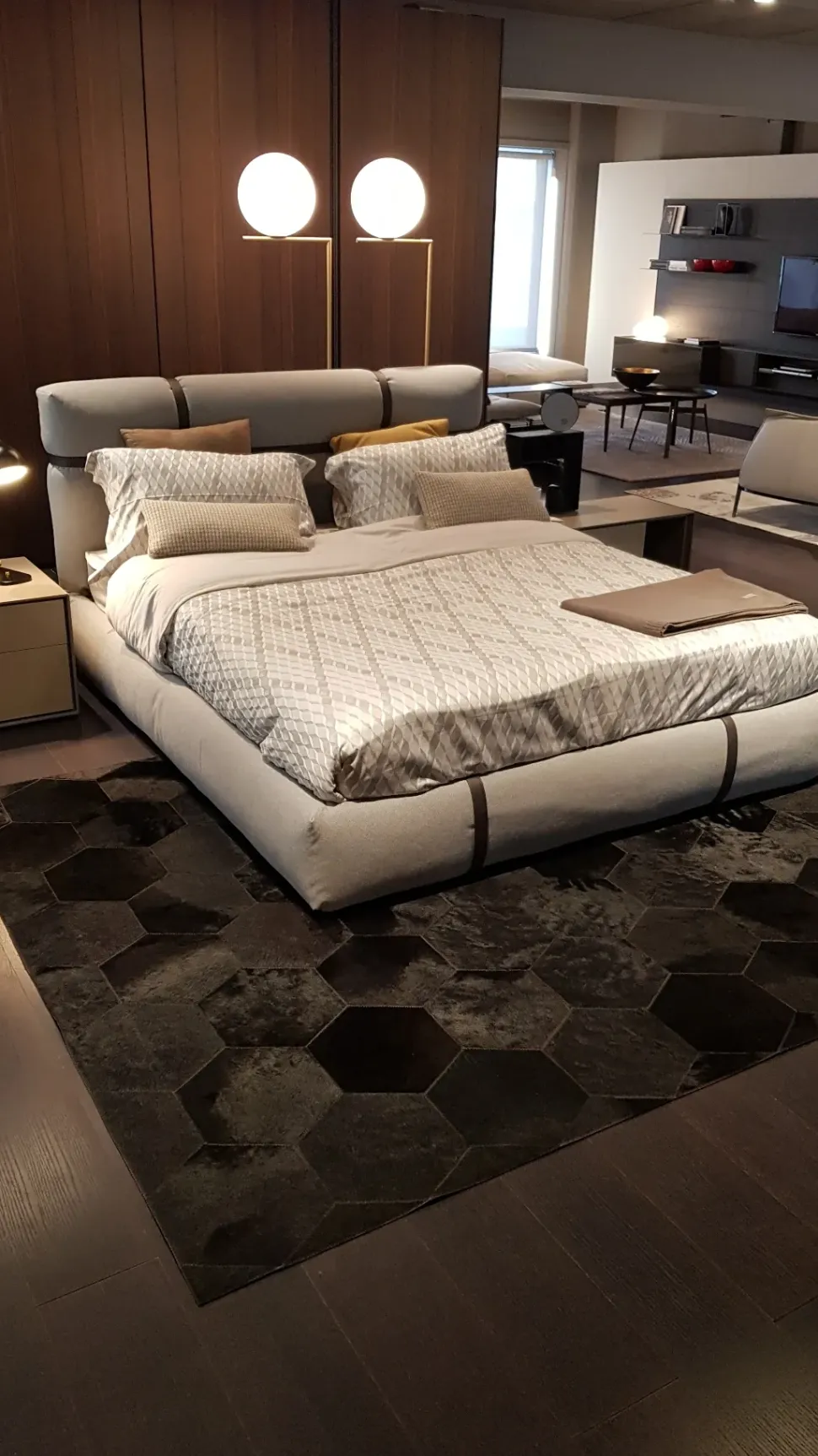 Letto design con contenitore New bond Flou a prezzo scontato