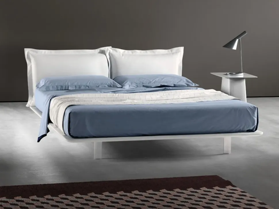 Letto design con gambe Deep Samoa a prezzo ribassato