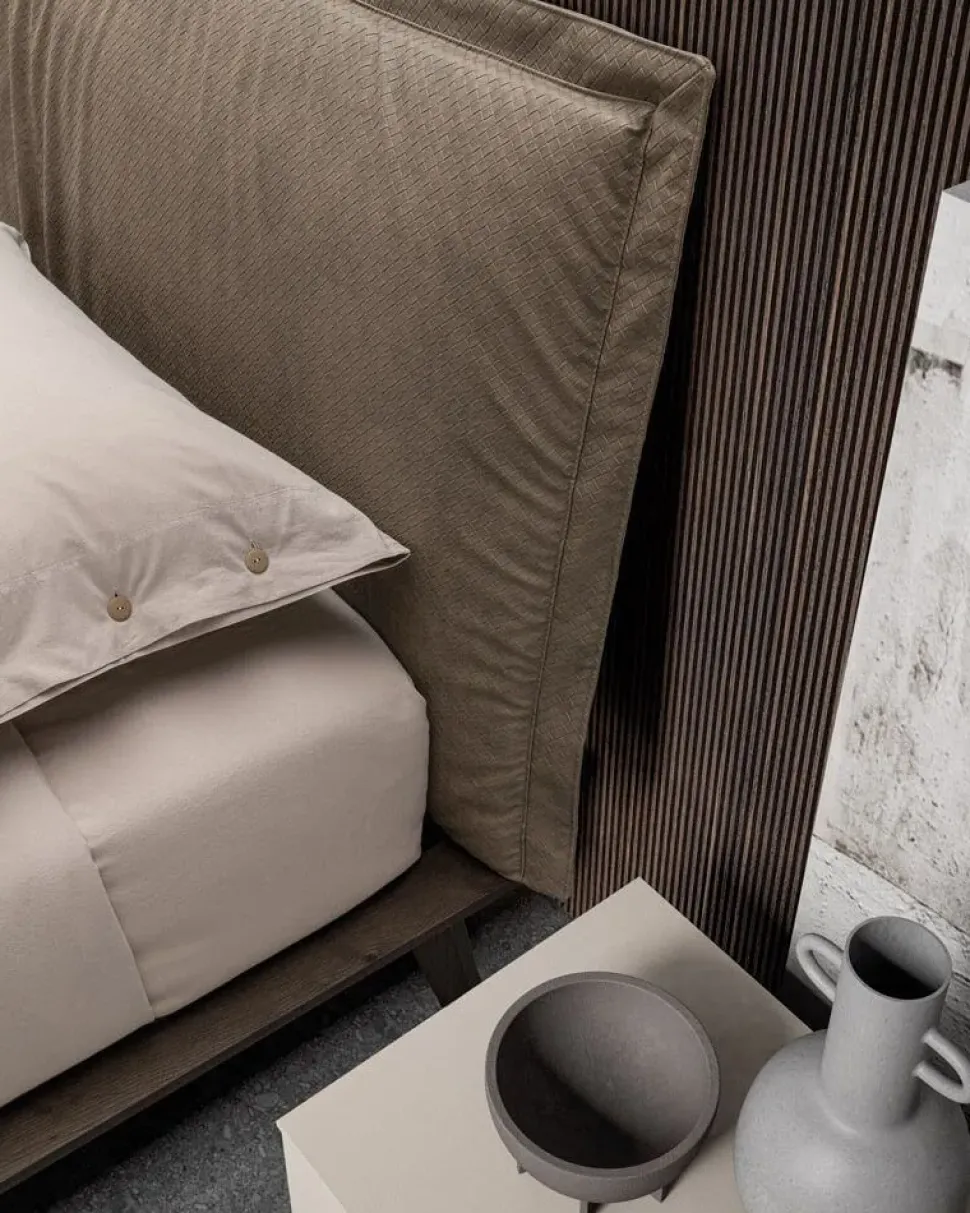 Letto design con gambe Morgan * Dall'agnese a prezzo scontato