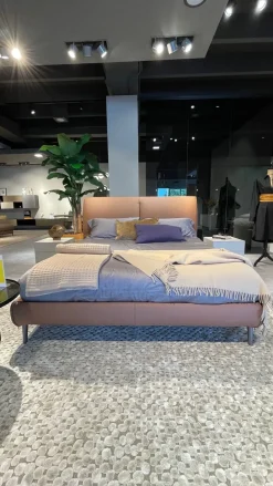 Letto design con gambe Sail Twils a prezzo ribassato