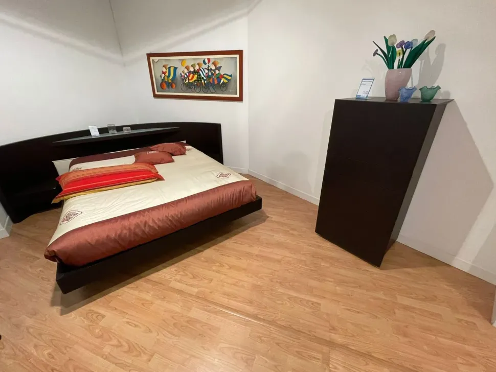 Letto design con giroletto Zenith Fimes a prezzo ribassato