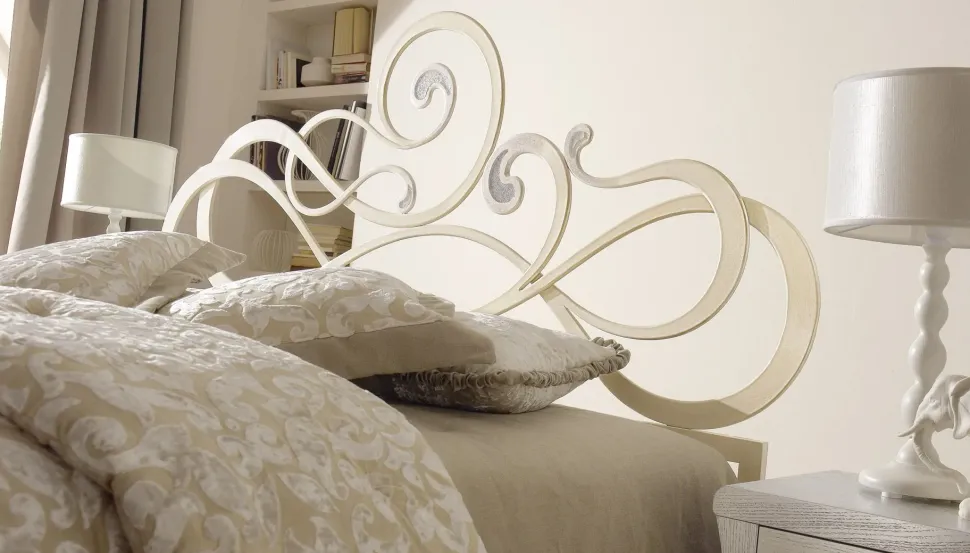 Letto design con giroletto Amanda Vittoria orlandi s.r.l. a prezzo ribassato