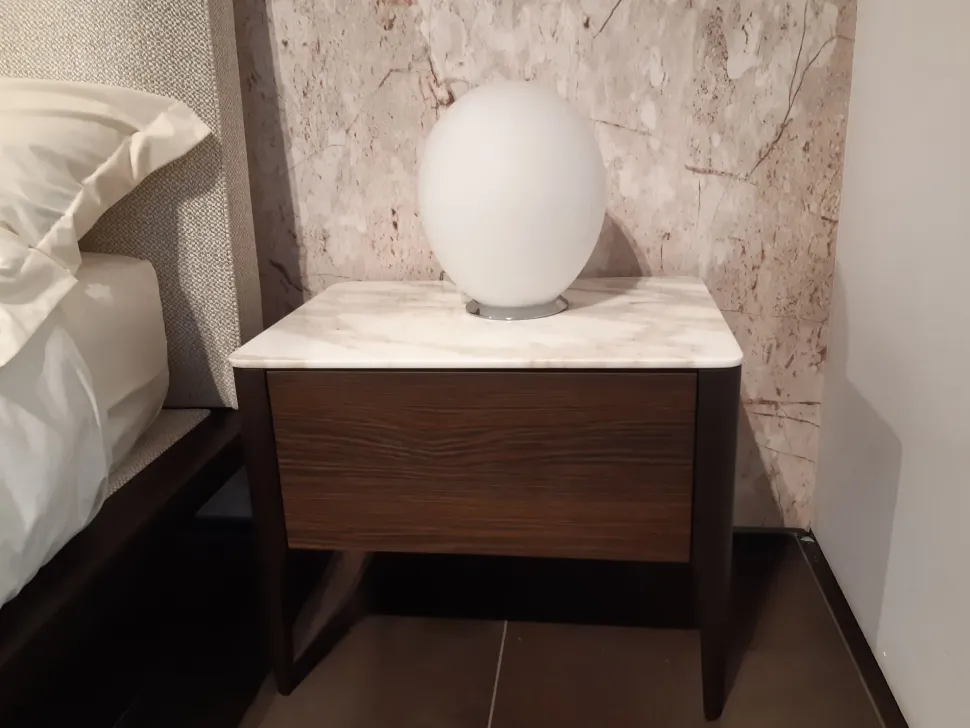 Letto design con piedini Kensington Conte a prezzo scontato