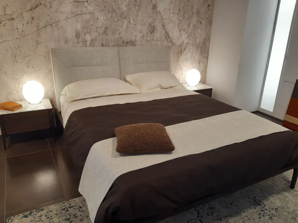 Letto design con piedini Kensington Conte a prezzo scontato