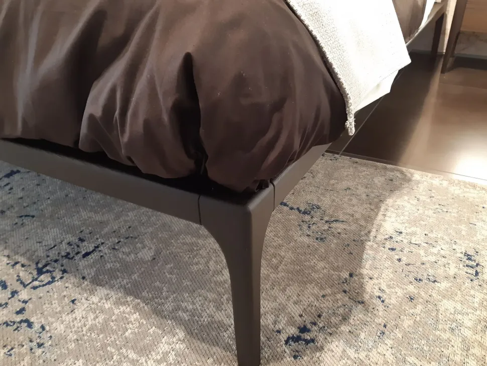 Letto design con piedini Kensington Conte a prezzo scontato