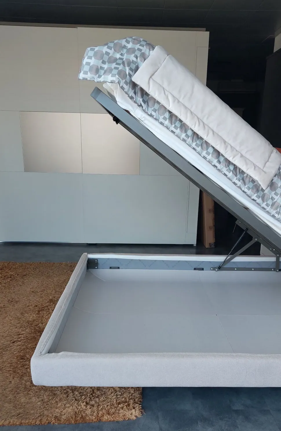 Letto imbottito con contenitore Wiki V&nice a prezzo ribassato