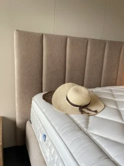 Letto imbottito con contenitore Letto testiera alta Zr a prezzo scontato