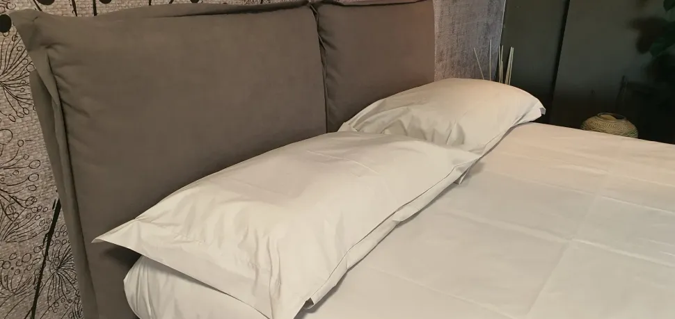 Letto imbottito con contenitore So pop motorizzato Noctis a prezzo ribassato