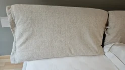 Letto imbottito con contenitore Nuvola Divanidea a prezzo scontato