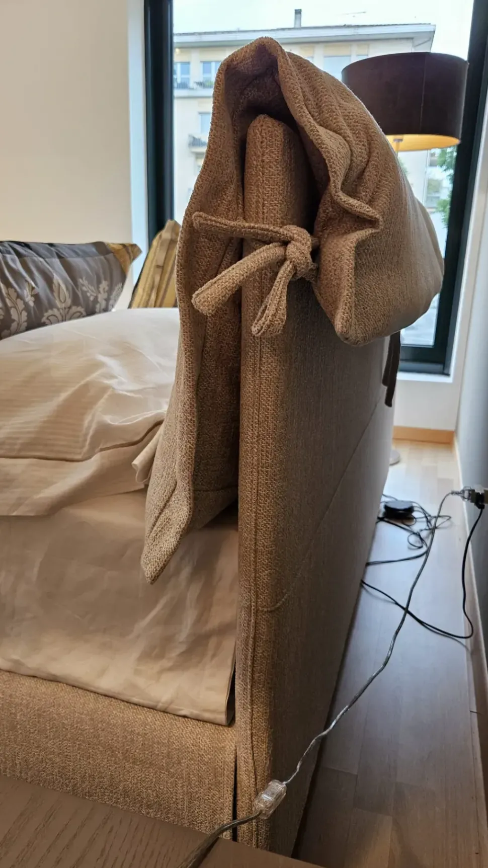 Letto imbottito con contenitore Nuvola Divanidea a prezzo scontato