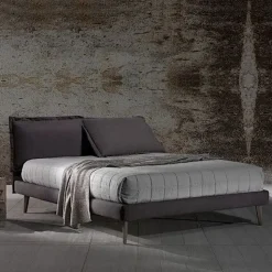 Letto imbottito con gambe Break Excò a prezzo ribassato