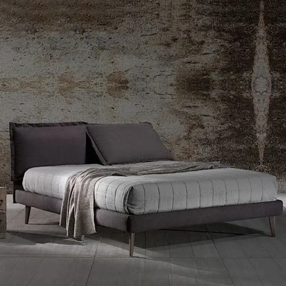 Letto imbottito con gambe Break Excò a prezzo ribassato
