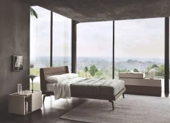 Letto imbottito con gambe Nest Sangiacomo a prezzo ribassato