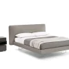 Letto imbottito con gambe Gaston plano Sangiacomo a prezzo ribassato