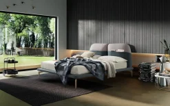 Letto imbottito con gambe Thaiti Novaluna a prezzo scontato