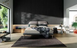 Letto imbottito con gambe Thaiti Novaluna a prezzo scontato