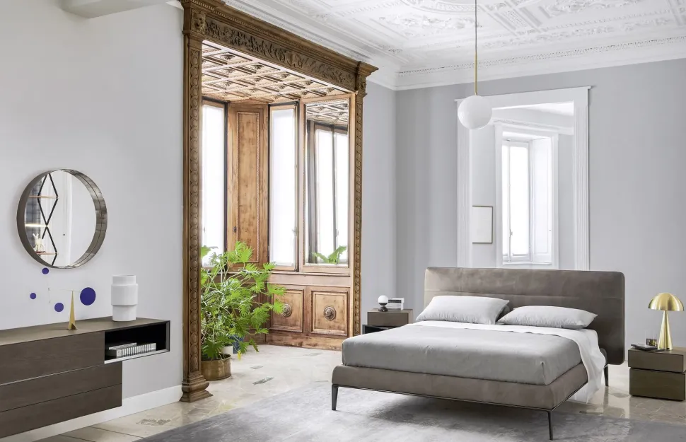 Letto imbottito con gambe Gaston Sangiacomo a prezzo scontato