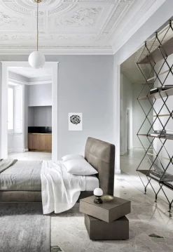 Letto imbottito con gambe Gaston  Sangiacomo a prezzo scontato