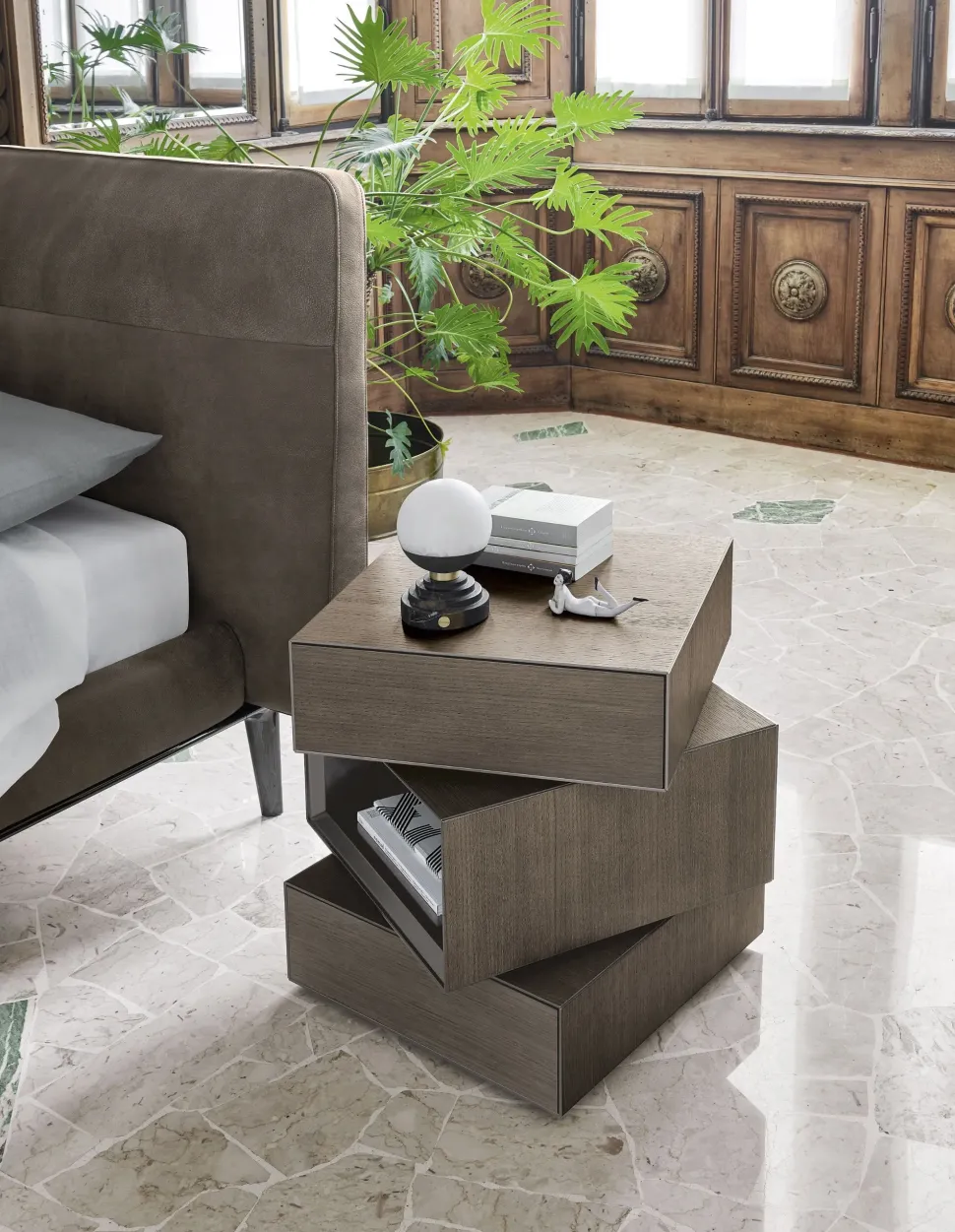 Letto imbottito con gambe Gaston Sangiacomo a prezzo scontato