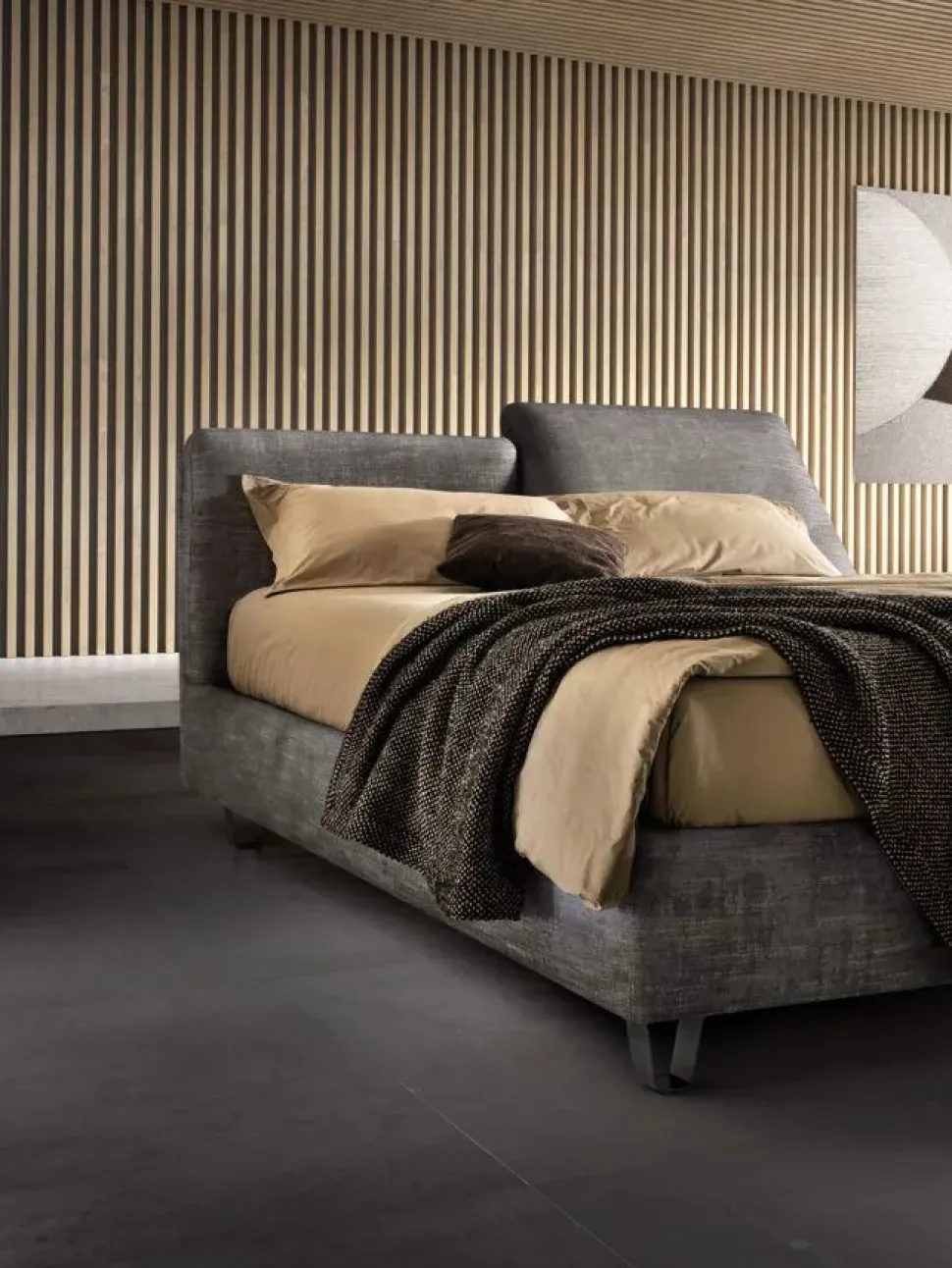 Letto imbottito con giroletto Form compatto Samoa a prezzo scontato