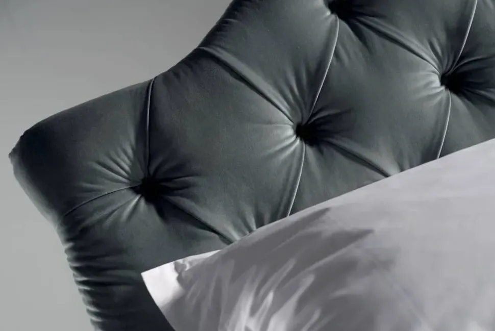 Letto imbottito con giroletto Queen Samoa a prezzo scontato