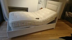 Letto imbottito con giroletto Recliner de luxe di Vispring a prezzo scontato