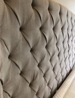 Letto imbottito con giroletto Letto testata alta capitonè sottocosto Artigianale a prezzo scontato