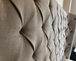 Letto imbottito con giroletto Letto testata alta capitonè sottocosto Artigianale a prezzo scontato