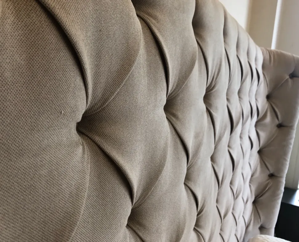 Letto imbottito con giroletto Letto testata alta capitonè sottocosto Artigianale a prezzo scontato