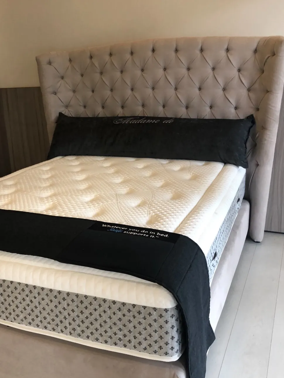 Letto imbottito con giroletto Letto testata alta capitonè sottocosto Artigianale a prezzo scontato