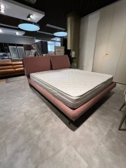 Letto imbottito con giroletto Filicudi Altrenotti a prezzo scontato