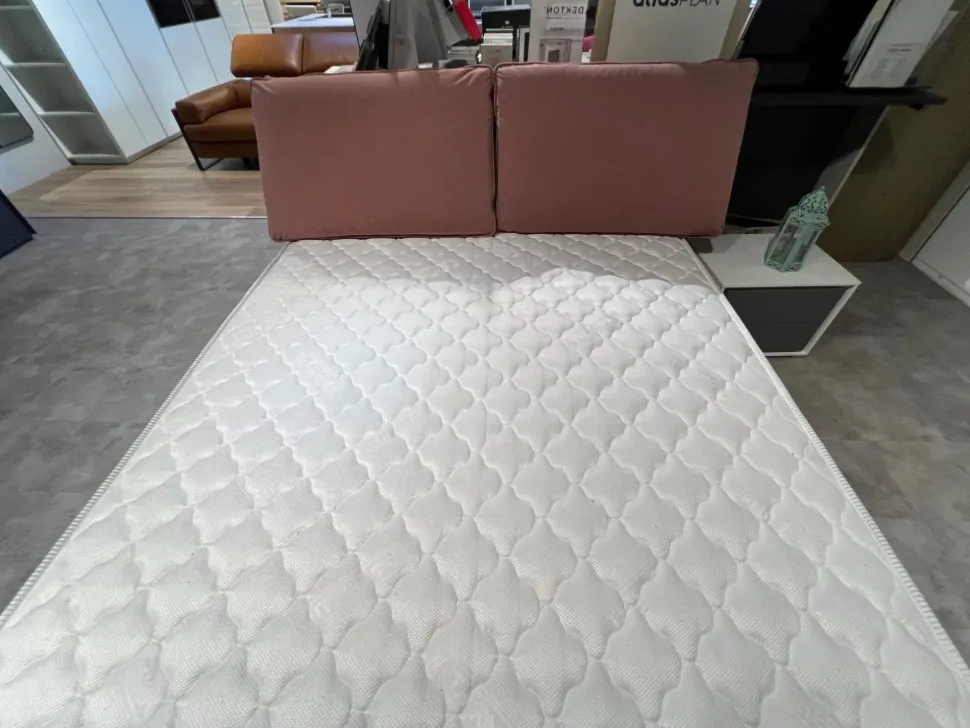 Letto imbottito con giroletto Filicudi Altrenotti a prezzo scontato