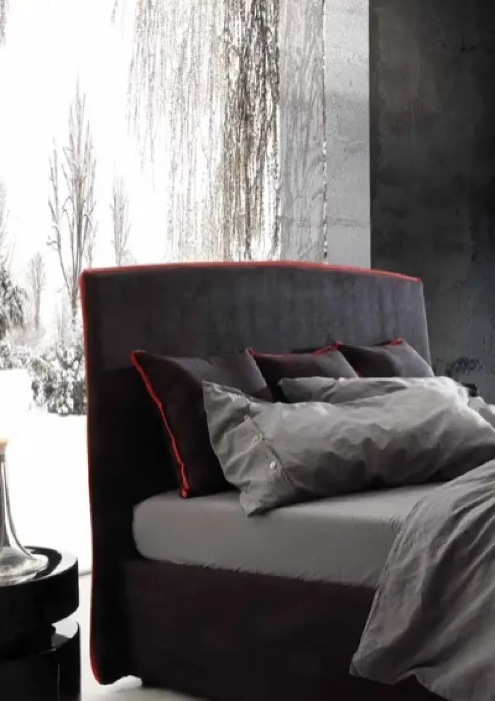 Letto imbottito con giroletto Selene king size Artigianale a prezzo scontato