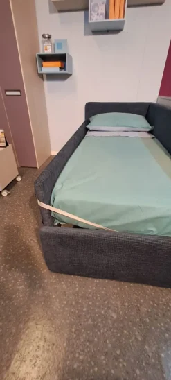 Letto imbottito con giroletto Bravo Moretti compact camerette a prezzo scontato