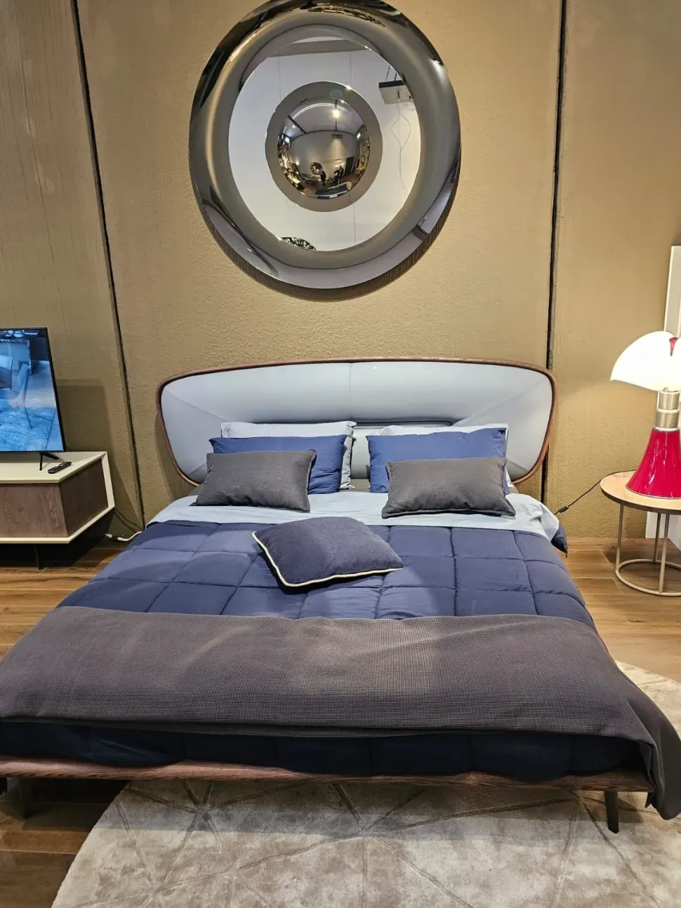 Letto imbottito con giroletto Romance Ozzio a prezzo ribassato