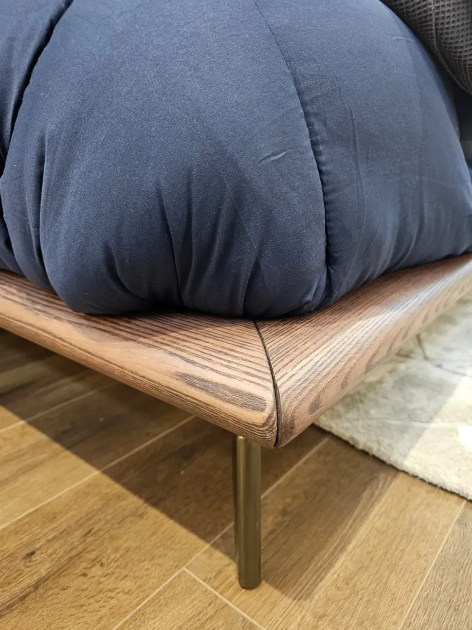 Letto imbottito con giroletto Romance Ozzio a prezzo ribassato