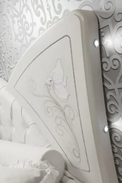 Letto imbottito con giroletto Letto cristallo Artigianale a prezzo ribassato