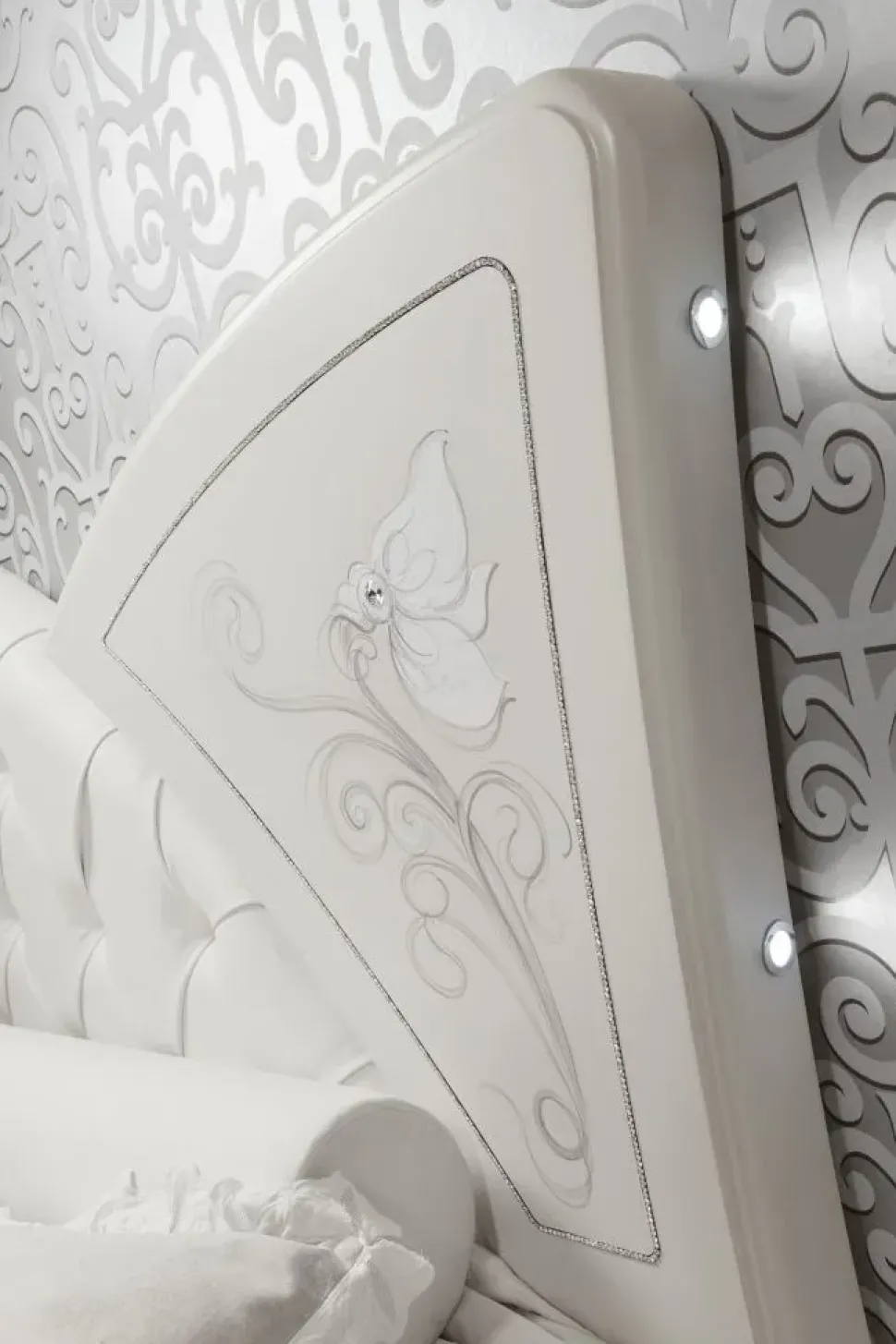 Letto imbottito con giroletto Letto cristallo Artigianale a prezzo ribassato