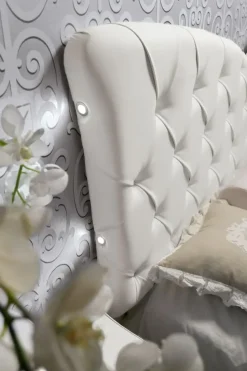 Letto imbottito con giroletto Letto cristallo Artigianale a prezzo ribassato