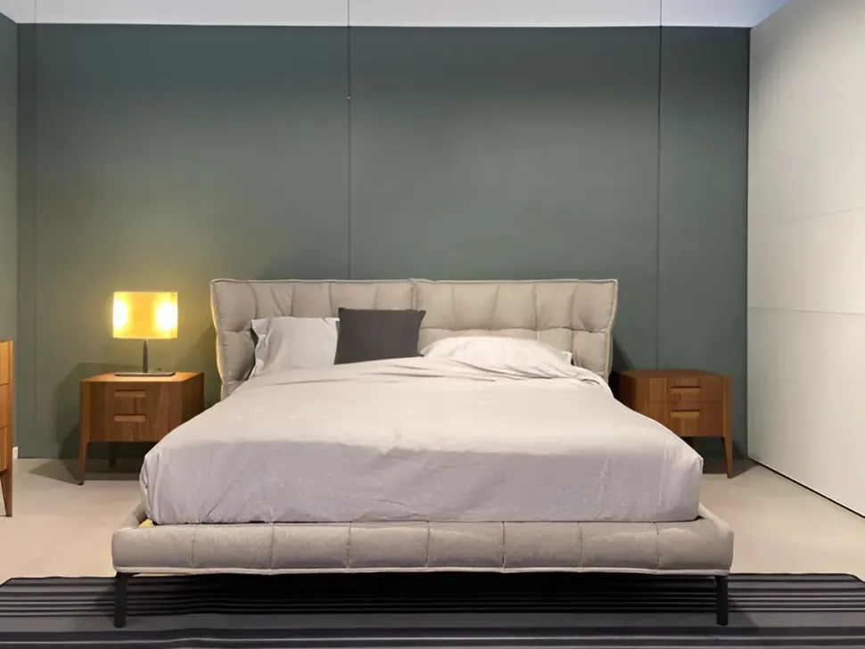 Letto imbottito con piedini Husk B&b italia a prezzo scontato