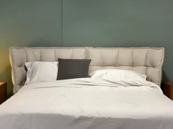 Letto imbottito con piedini Husk B&b italia a prezzo scontato