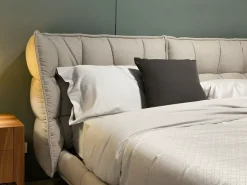 Letto imbottito con piedini Husk B&b italia a prezzo scontato