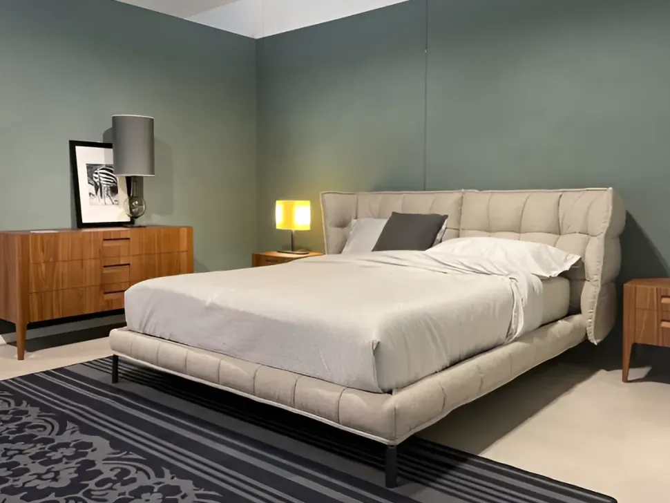 Letto imbottito con piedini Husk B&b italia a prezzo scontato