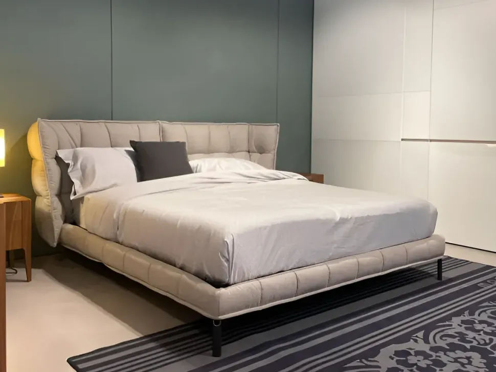 Letto imbottito con piedini Husk B&b italia a prezzo scontato