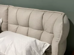 Letto imbottito con piedini Husk B&b italia a prezzo scontato