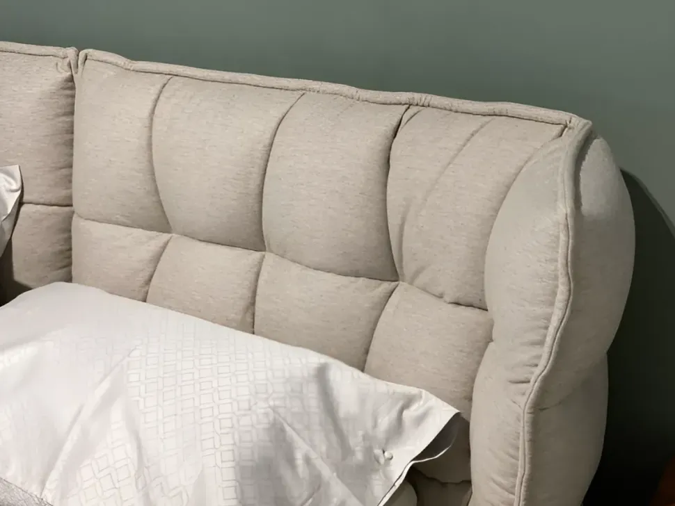 Letto imbottito con piedini Husk B&b italia a prezzo scontato