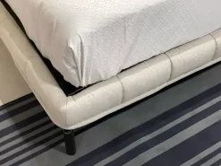 Letto imbottito con piedini Husk B&b italia a prezzo scontato