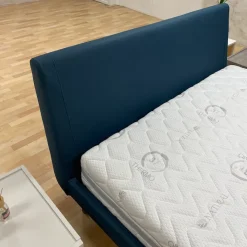 Letto imbottito con piedini Metro Le comfort a prezzo scontato