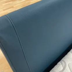 Letto imbottito con piedini Metro Le comfort a prezzo scontato